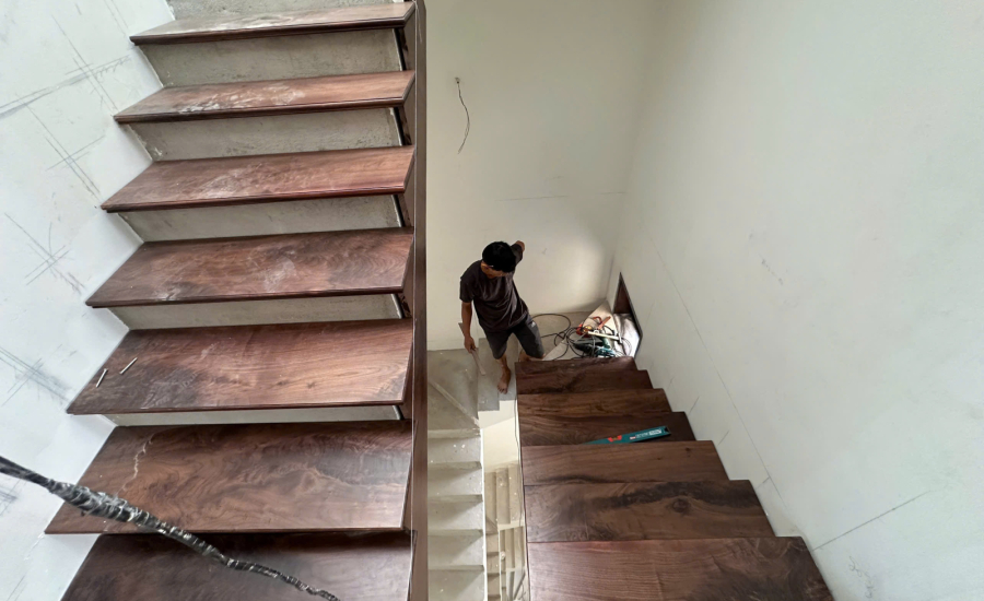 Thi công cầu thang gỗ óc chó